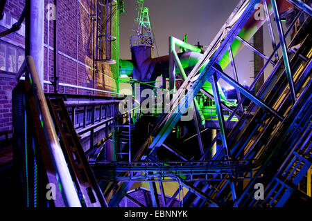 Ancien moulin d'acier illuminé la nuit, Landschaftspark Duisburg Nord, l'Allemagne, en Rhénanie du Nord-Westphalie, région de la Ruhr, Duisburg Banque D'Images