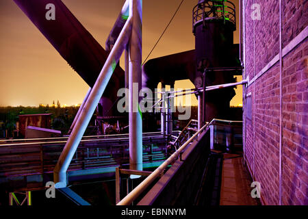 Ancien moulin d'acier illuminé la nuit, Landschaftspark Duisburg Nord, l'Allemagne, en Rhénanie du Nord-Westphalie, région de la Ruhr, Duisburg Banque D'Images