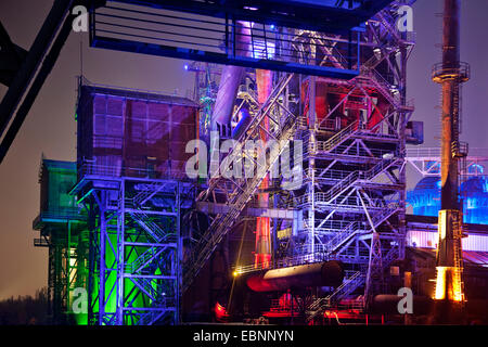 Ancien moulin d'acier illuminé la nuit, Landschaftspark Duisburg Nord, l'Allemagne, en Rhénanie du Nord-Westphalie, région de la Ruhr, Duisburg Banque D'Images