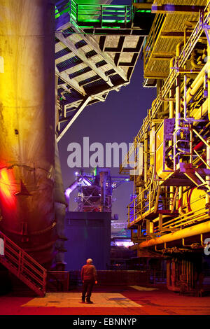 Ancien moulin d'acier illuminé la nuit, Landschaftspark Duisburg Nord, l'Allemagne, en Rhénanie du Nord-Westphalie, région de la Ruhr, Duisburg Banque D'Images