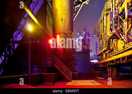 Ancien moulin d'acier illuminé la nuit, Landschaftspark Duisburg Nord, l'Allemagne, en Rhénanie du Nord-Westphalie, région de la Ruhr, Duisburg Banque D'Images