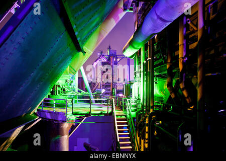 Ancien moulin d'acier illuminé la nuit, Landschaftspark Duisburg Nord, l'Allemagne, en Rhénanie du Nord-Westphalie, région de la Ruhr, Duisburg Banque D'Images