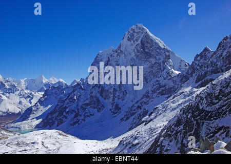 Le Cholatse (face nord), vue du dessous de col de Chola, Népal, Himalaya, Khumbu Himal Banque D'Images