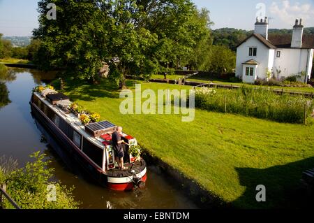 Voile et chalet sur Canal Caldon, Staffordshire, Angleterre Banque D'Images