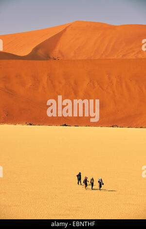 Le randonneur à deadvlei au Parc National Namib Naukluft, la Namibie, le Parc National Namib Naukluft Banque D'Images