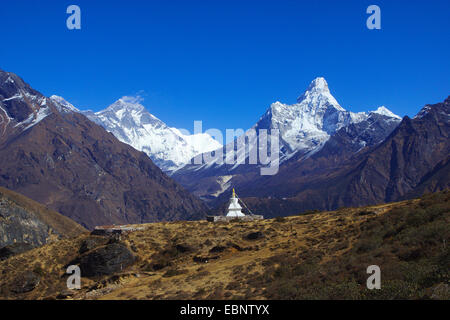 Lhotse et l'Ama Dablam, dans Sir-Edmund Hillary-Stupa avant-au-dessus de Khumjung, Népal, Himalaya, Khumbu Himal Banque D'Images