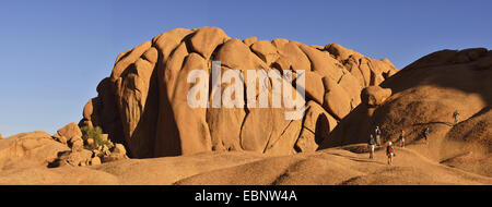 Randonneurs sur Spitzkoppe Mountain près de Windhoek, Namibie, Windhoek Banque D'Images