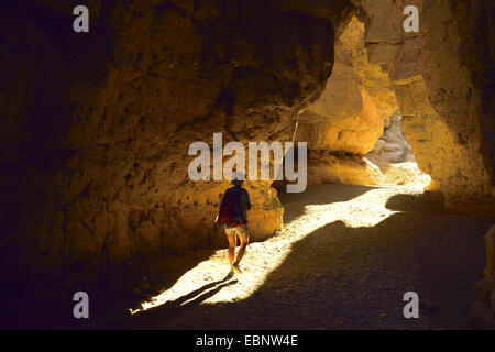 Wanderer dans le Canyon de Sesriem, Namibie, le Parc National Namib Naukluft Banque D'Images