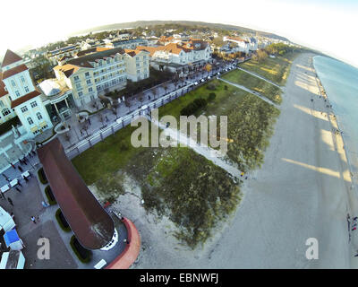 Vue aérienne de la plage de la mer Batlic au spa hotel , Germany, Mecklenburg-Western Pomerania, Ruegen, Ostseebad Binz Banque D'Images