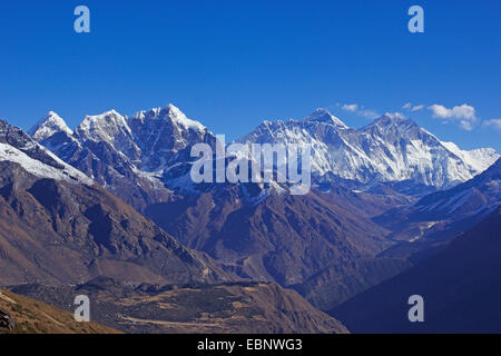 Le Cholatse, Taboche, Nuptse, le mont Everest, Lhotse. Vue du dessus de l'hôtel Damaraland, Népal, Khumbu Himal Banque D'Images