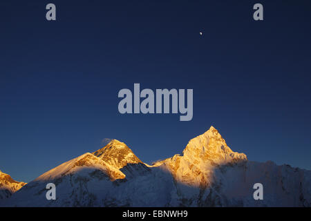 Le mont Everest (devant à gauche) et de l'Épaule Ouest Nuptse avec lune en lumière du soir. Viewom le Kala Patthar, Népal, Himalaya, Khumbu Himal Banque D'Images