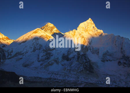 Le mont Everest (sur la gauche en face de l'épaule) et de l'ouest en soirée. lumière Nuptse Vue depuis le Kala Patthar, Népal, Himalaya, Khumbu Himal Banque D'Images