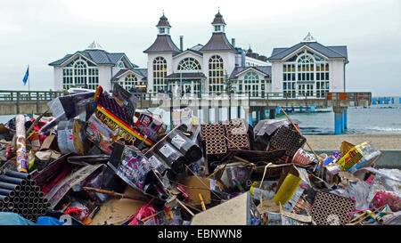 Le réveillon du Nouvel An à la corbeille le jour de l'An sur la plage en face de la jetée de Sellin, Allemagne, Mecklembourg-Poméranie-Occidentale, Ruegen, Ostseebad Sellin Banque D'Images