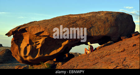 Randonneur à un arch rock dans le parc national de Naukluft près de Mirarbib, la Namibie, le Parc National Namib Naukluft Banque D'Images