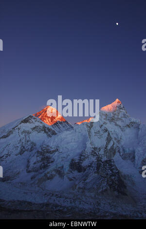 Le mont Everest en Occident avant gauche de l'épaule) et Nuptse dans lumière du soir. Vue depuis le Kala Patthar, Népal, Himalaya, Khumbu Himal Banque D'Images