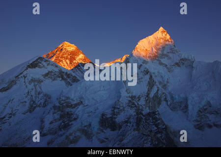 Le mont Everest (devant à gauche) et de l'Épaule Ouest Nuptse en lumière du soir, vue depuis le Kala Patthar, Népal, Himalaya, Khumbu Himal Banque D'Images