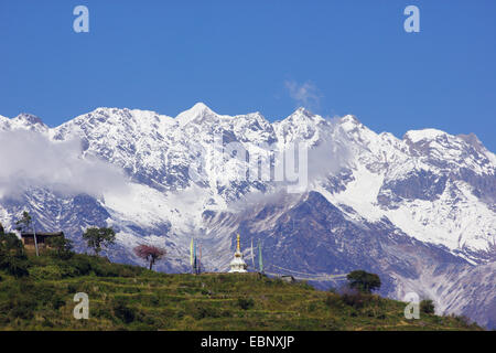 Stupa à Thulo Syabru (Langtang.Himal), dans l'arrière-plan une partie du ganesh himal, Népal Banque D'Images