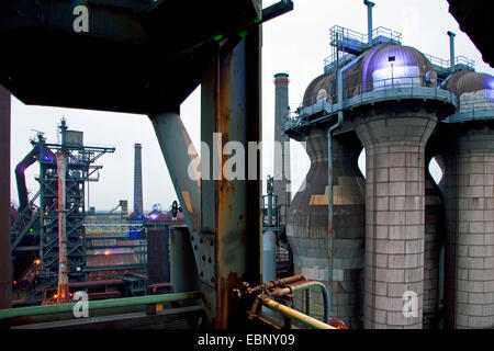 Allumé en haut-fourneau de parc paysager Duisburg Nord, l'Allemagne, en Rhénanie du Nord-Westphalie, région de la Ruhr, Duisburg Banque D'Images