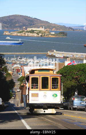 Characteristical vue de la ville sur un chemin escarpé avec un tramway à l'avant-plan, les États-Unis, Californie, San Francisco Banque D'Images