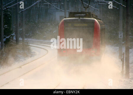 S-Bahn et 422 dans la neige , Allemagne, Rhénanie du Nord-Westphalie Banque D'Images