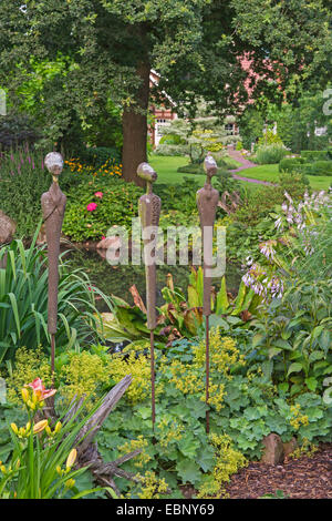 Alchémille (Alchemilla mollis), jardin avec vue sur le jardin des sculptures, ALLEMAGNE, Basse-Saxe Banque D'Images