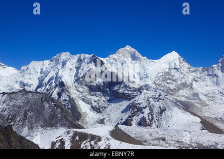 Vue du sommet de pré-Chhukhung Ri à l'Island Peak, Makalu et Num Ri, Népal, Himalaya, Khumbu Himal Banque D'Images