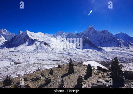 Vue du sommet de pré-Chhukhung Ri à Chhukhung glacier et l'Ama Dablam, Népal, Himalaya, Khumbu Himal Banque D'Images