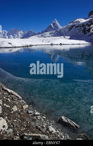 Vue du lac de montagne à Kongma La à l'Ama Dablam, Népal, Himalaya, Khumbu Himal Banque D'Images