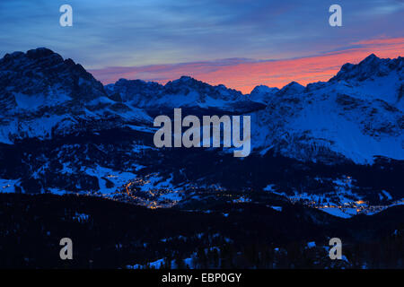 Cortina d'Ampezzo avec paysage de montagne à l'aube, l'Italie, le Tyrol du Sud, Dolomites Banque D'Images