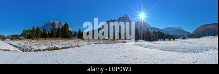 Vue du bassin à Ehrwald et Zugspitze Sonnenspitz en hiver, l'Autriche, le Tyrol, Zugspitzgebiet Banque D'Images