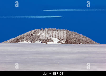 Deux traînées de vapeur d'avions dans le ciel bleu au-dessus du sommet Hoernle en hiver, Allemagne, Bavière, Oberbayern, Upper Bavaria, Bad Kohlgrub Banque D'Images