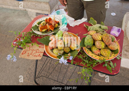 Fig indien, figuier de Barbarie (Opuntia ficus-indica, Opuntia ficus-barbarica), fruits frais sur un stand de marché, France, Corse Banque D'Images