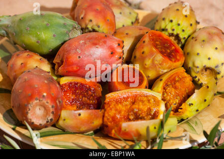 Fig indien, figuier de Barbarie (Opuntia ficus-indica, Opuntia ficus-barbarica), fruits frais dans un bol, France, Corse Banque D'Images