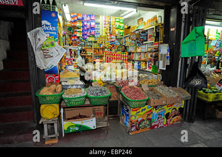 Le vendeur dans son magasin, Sri Lanka Banque D'Images