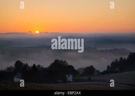 Lever de soleil sur un paysage brumeux de l'automne, l'Allemagne, la Saxe, Vogtland, Plauen Banque D'Images