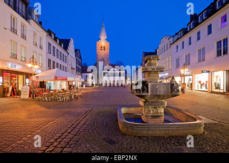 Ancien hôtel de ville et Église Sainte Agathe dans la lumière du soir, l'Allemagne, en Rhénanie du Nord-Westphalie, Ruhr, Schmallenberg Banque D'Images