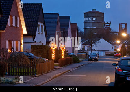 Rue résidentielle, avec des maisons en face de gazomètre et haut-fourneau de Phoenix West en lumière du soir, l'Allemagne, en Rhénanie du Nord-Westphalie, Ruhr, Dortmund Banque D'Images