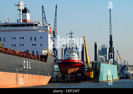 Les navires dans le port et de remorqueur quai flottant, Allemagne, Bremen Banque D'Images