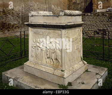 L'art romain de Pompéi. Autel de Vespasien, Temple de Vespasien (69-79 EC). En. Relief montrant un taureau d'être conduit au sacrifice. Le sacrificateur et apporter son aide le sacrifice bull, tandis que le prêtre, un voile sur sa tête, verse la libation sur un trépied. Site archéologique, Pompéi, Italie. Banque D'Images