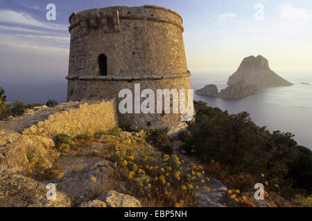 Tour de guet Torre des Savinar au point de vue Mirador des Savinar, Espagne, Baléares, Ibiza Banque D'Images