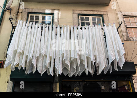 Beaucoup de serviettes blanc accroché sur une corde sur un balcon à Lisbonne, Portugal Banque D'Images