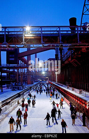 Personnes sur une patinoire à cokerie Zollverein de l'heure bleue, à l'Allemagne, en Rhénanie du Nord-Westphalie, région de la Ruhr, à Essen Banque D'Images