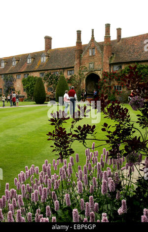 Les visiteurs dans le parc du château de Sissinghurst, Royaume-Uni, Angleterre Banque D'Images