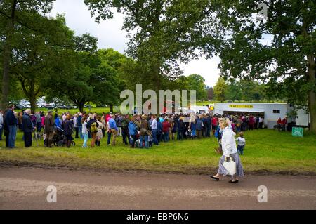 La Foule faisant la queue pour entrer dans Lowther Show, Lowther Estate, Lowther, Penrith, Cumbria, Royaume-Uni. Banque D'Images