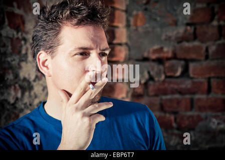 Man smoking a cigarette Banque D'Images