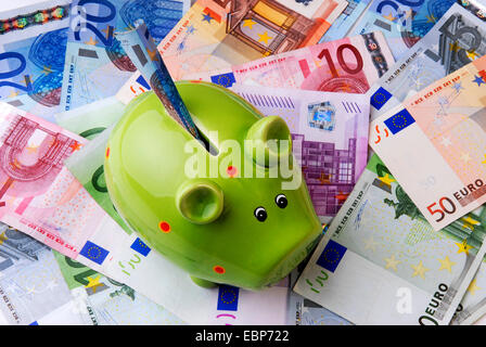 Différents projets de loi Euro avec piggy bank Banque D'Images