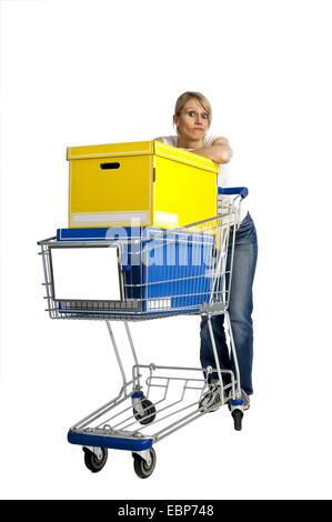 Jeune femme transportant des boîtes dans un panier Banque D'Images