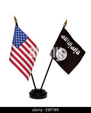 Petits drapeaux des États-Unis et de l'ISIL, ISIS dans un peuplement isolé sur un fond blanc. Clipping path inclut. Voir toutes mes mi Banque D'Images