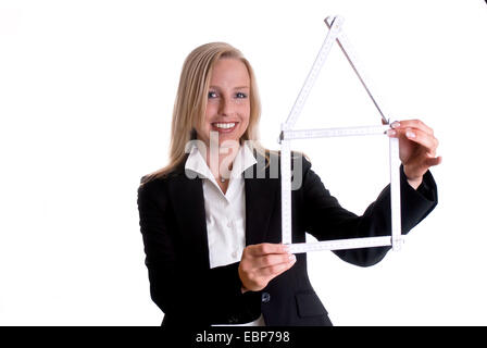 Femme avec règle de pliage en forme d'une maison Banque D'Images