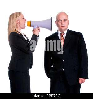 Jeune femme criant à man with megaphone Banque D'Images